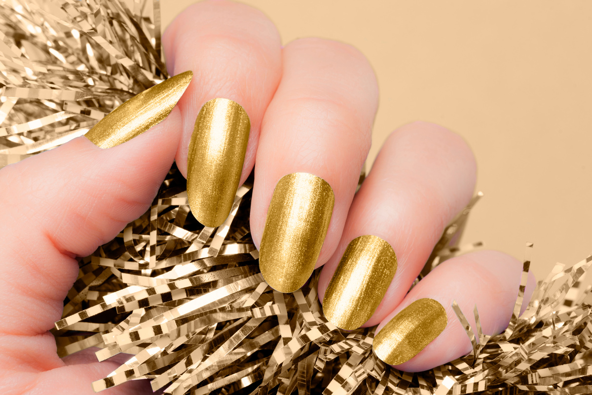 golden nails manicure